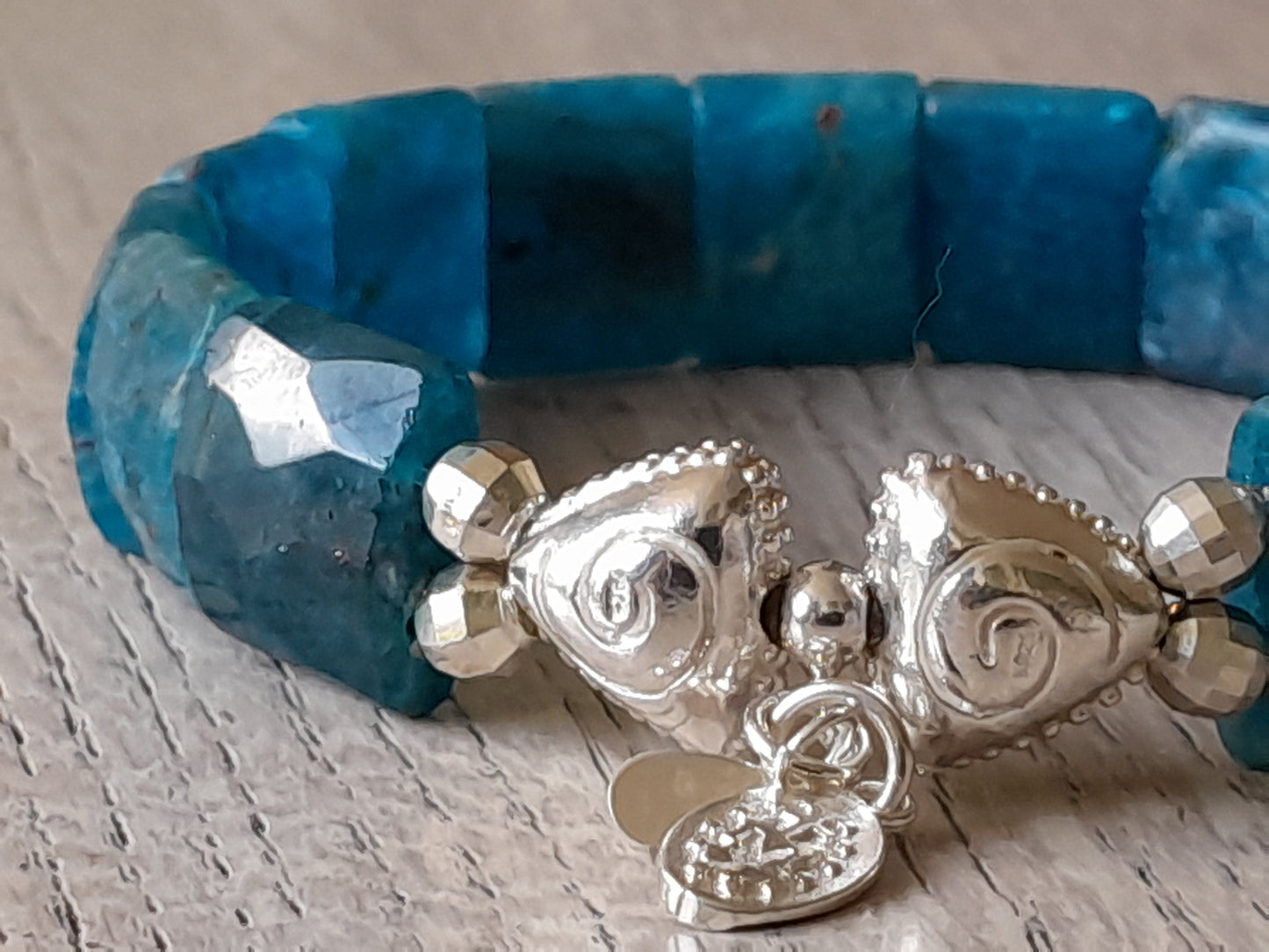 Apatite bangle bracelet with 925 sterling silver beads(16,5-17,5cm) (9)